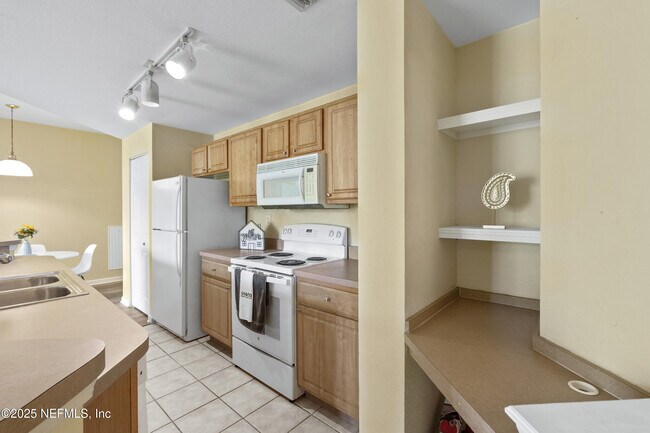 Building Photo - 410 S Villa San Marco Dr