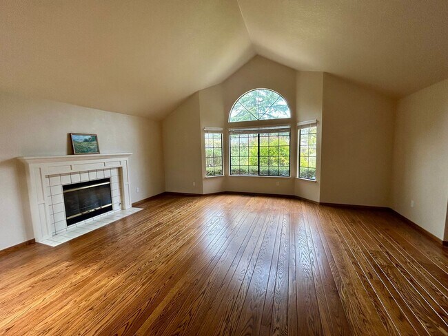 Building Photo - 8280 Oakmont Dr