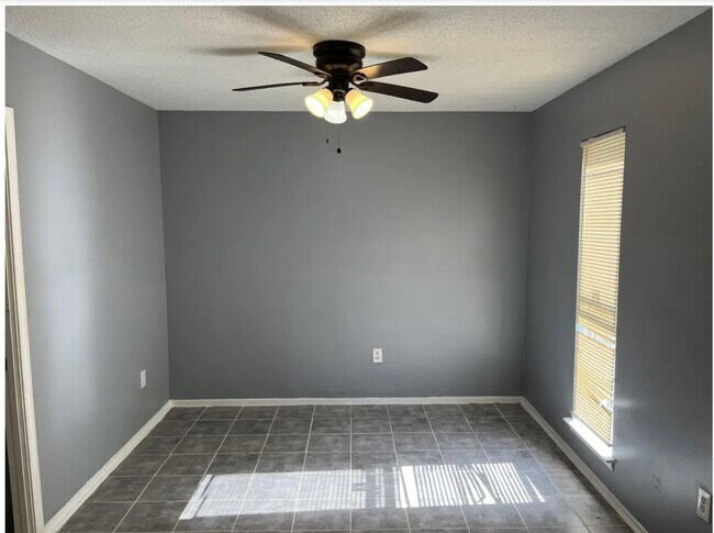 Building Photo - 3273 Ridgemont Ave