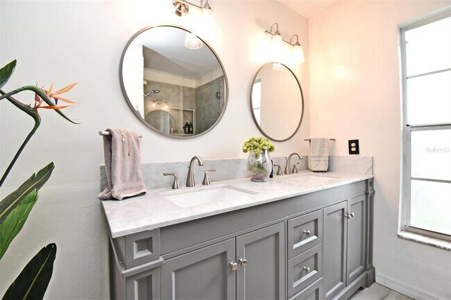 Building Photo - 302 Shadydale Ct