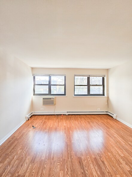 Primary Photo - 750 W Cornelia Ave