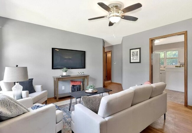 Building Photo - 211 E Meadowlark Rd