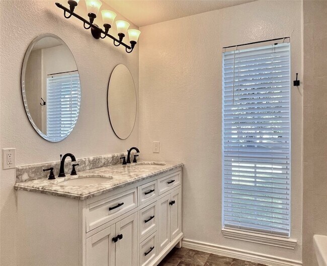 Building Photo - 15621 Terrace Lawn Cir