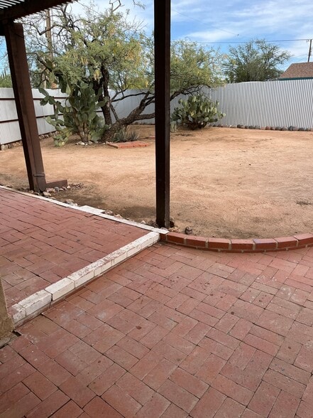 Building Photo - 2037 N Santa Rosa Ave