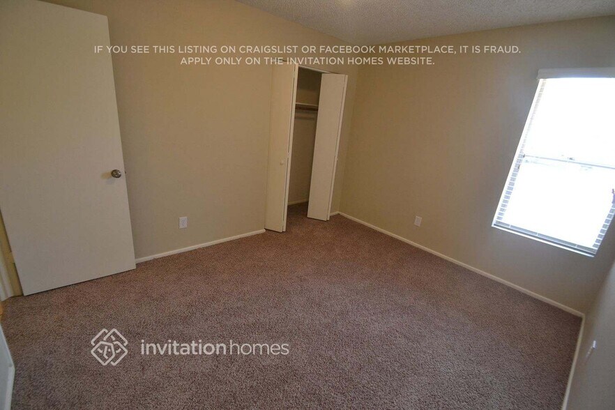 Building Photo - 704 N Oracle Cir