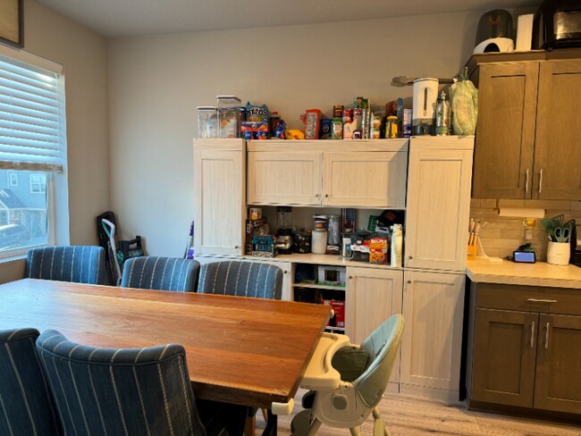 Building Photo - 162 SW Howard Pl N