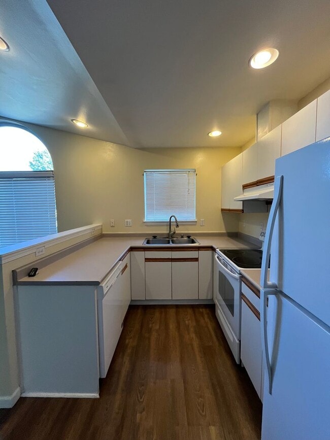 Building Photo - Spacious 3 Bedroom w/ Attached Garage