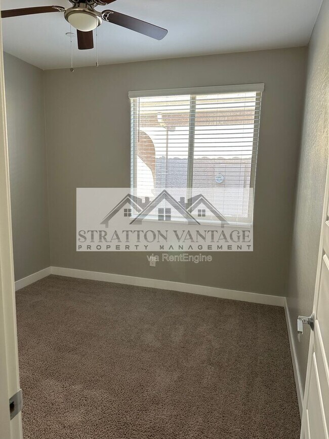 Building Photo - 9638 E Tesla Ave