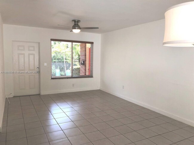 Building Photo - 812 NE 90th St