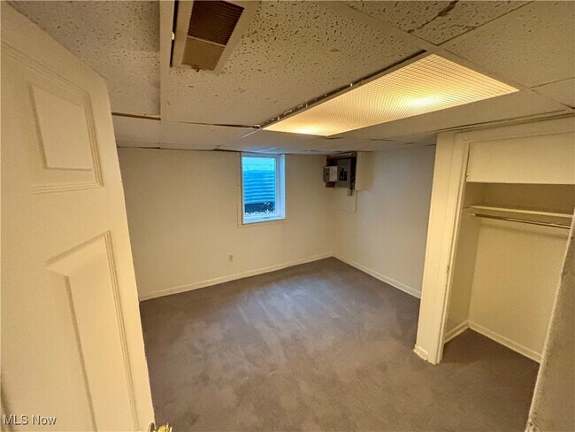 Building Photo - 958 E Wilbeth Rd