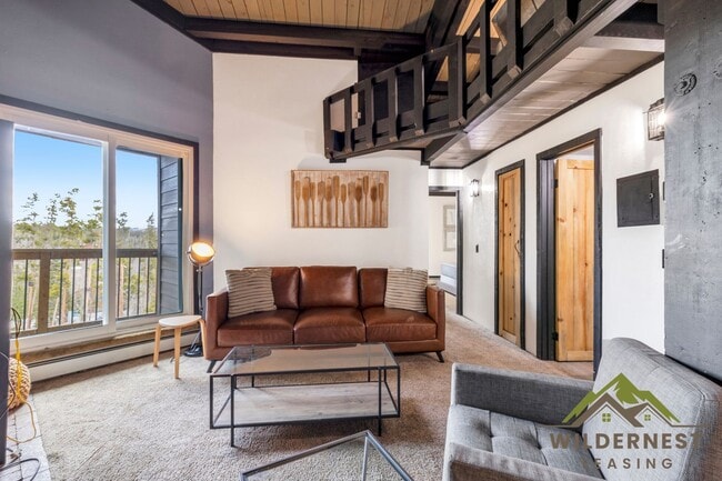 Building Photo - Treehouse Condo - 3rd floor Modern 2 Bedro...