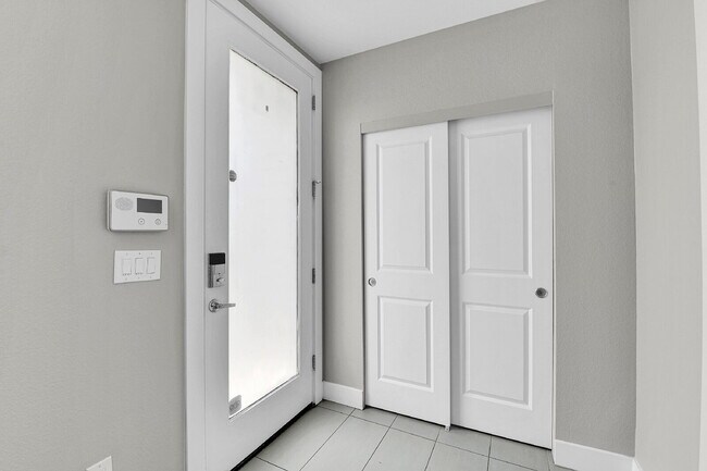 Building Photo - $3,000- 2 Bed/2.5-bathroom Townhome in Denver with Rooftop Deck!