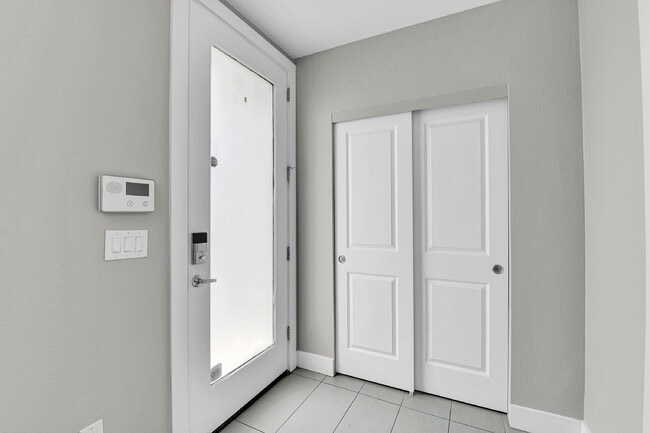 Building Photo - $3,295 - 2 Bed/2.5-bathroom Townhome in De...