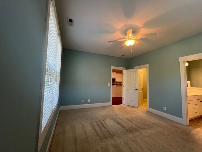 Building Photo - Absolutely Adorable!