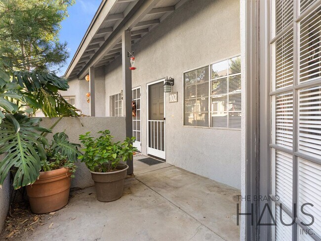 Building Photo - 2.5 Bed + 1.5 Bath + 2 Car Garage + Centra...