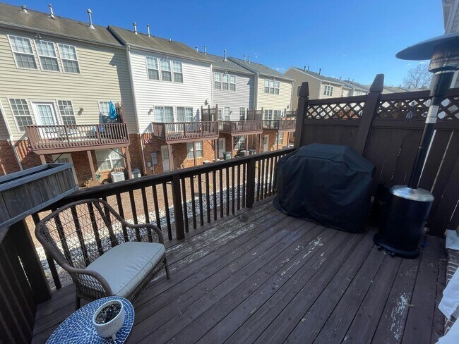 Building Photo - Charming 2-3 BR Townhome in South Park Cha...