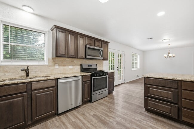 Building Photo - 917 Susan St