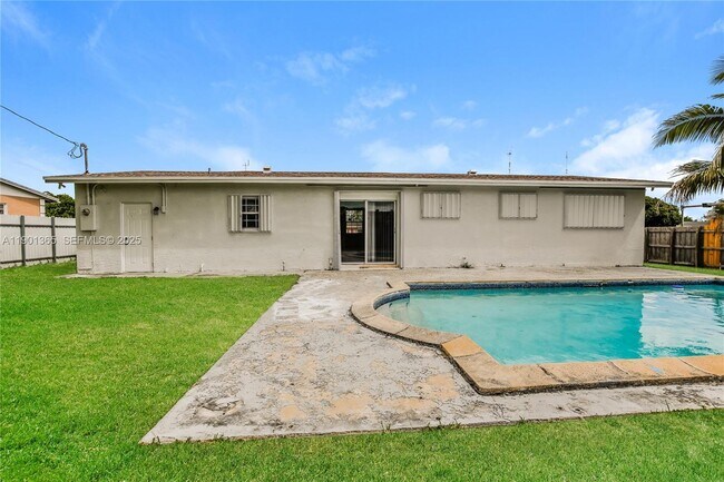 Building Photo - 900 NW 199th St