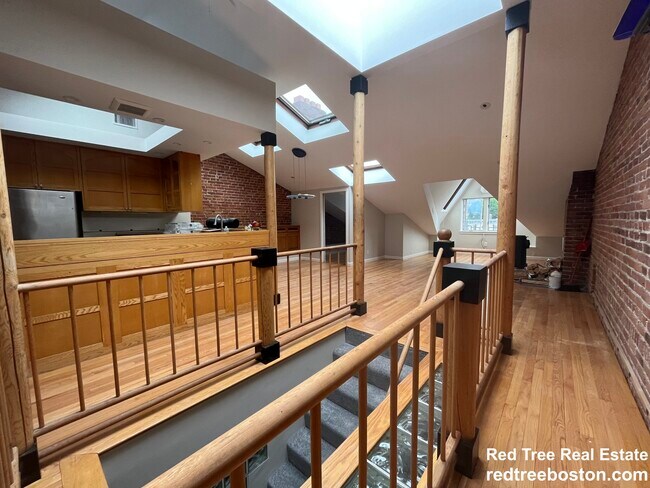 Building Photo - 1682 Beacon St