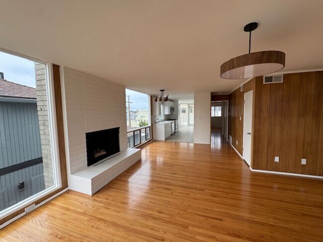 Building Photo - Charming Meets Modern – Renovated 2 Bed / ...