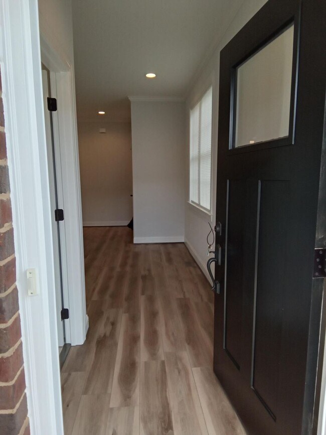 Building Photo - Patio Townhome Located 1 Block from Bedfor...