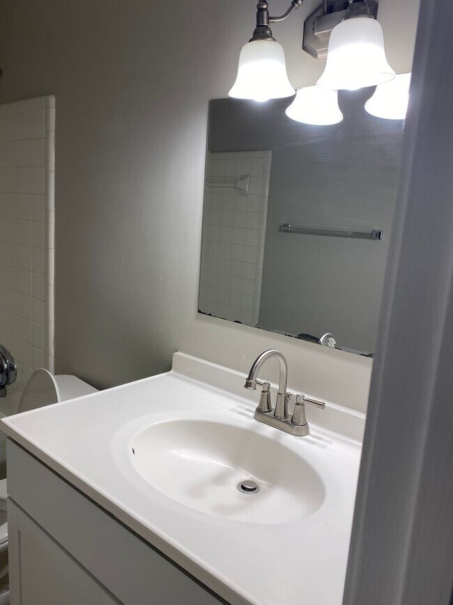 Building Photo - Move in Ready Updated 4 bed 2 bath with ga...