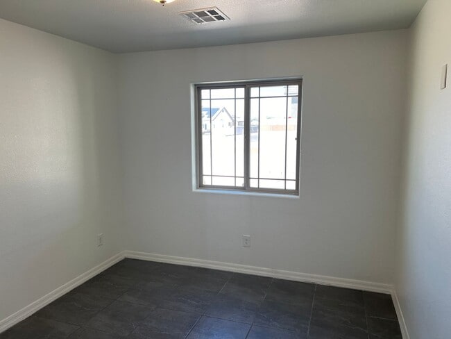 Building Photo - Large Corner Lot home with 3 full size bed...