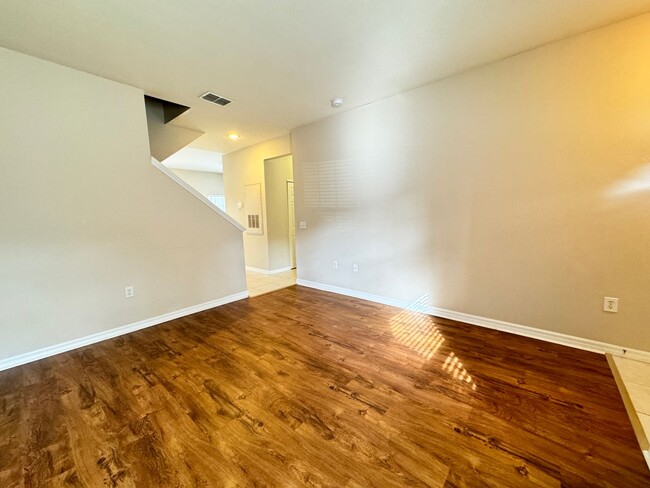 Building Photo - AVAILABLE NOW! 2/2.5 TOWNHOUSE - UNIVERSIT...