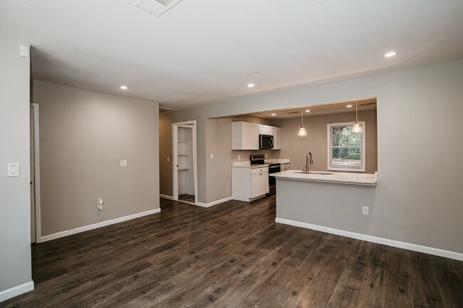 Building Photo - 3-Bedroom with 2 Full Baths Home in Charleston – Spacious 1,752 Sq