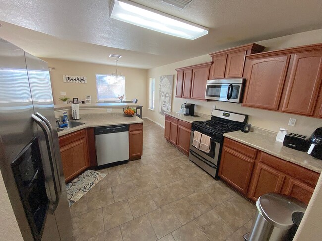 Building Photo - Northeast El Paso 4 bed with Refrig A/C ac...