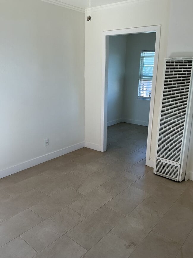 Building Photo - 1 bedroom 1 bath unit on 2nd level