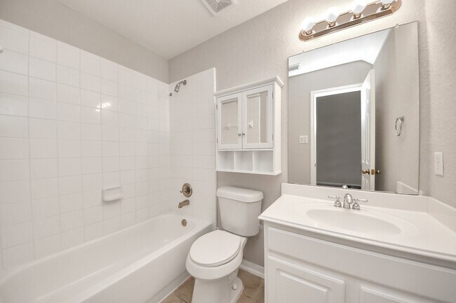 Building Photo - 4422 Roundtree Ln