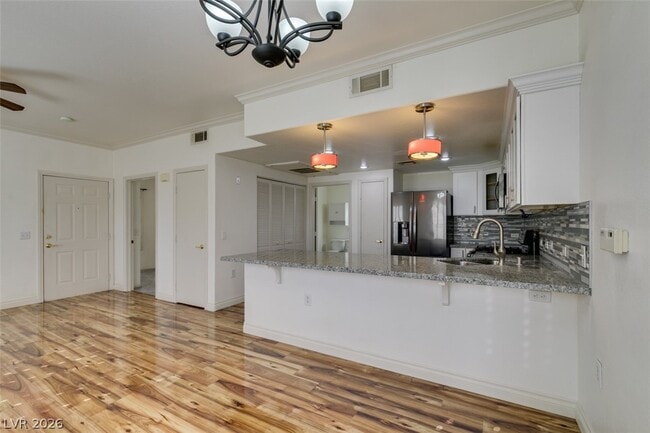 Building Photo - 3400 Cabana Dr