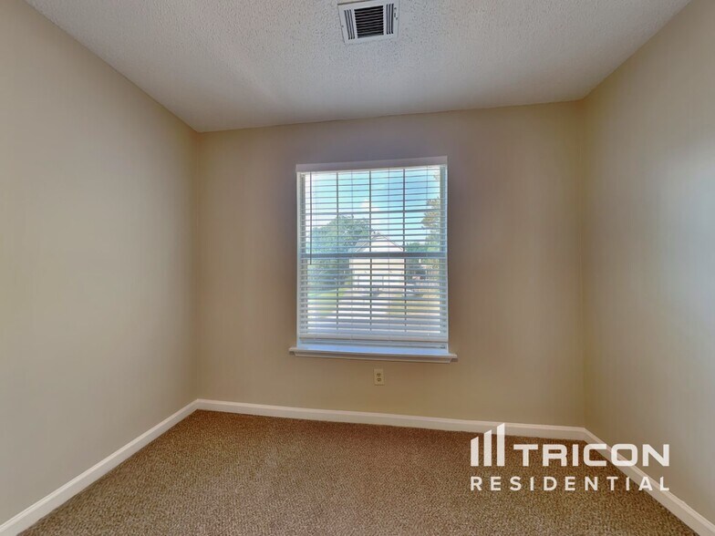 Building Photo - 2615 Sandstone Dr