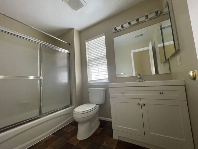 Building Photo - Beautiful 3 Bed 2.5 Bath Interior Townhome...