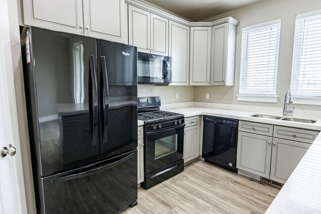 Building Photo - 972 S High Ridge Dr