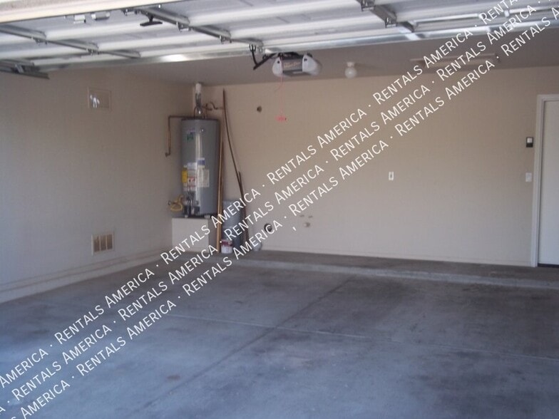 Building Photo - 6605 W Desert Ln