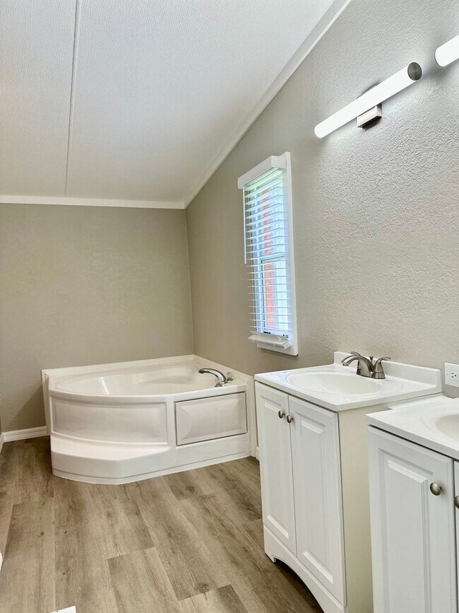 Building Photo - 4221 Laurel Crest Dr