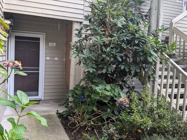 Building Photo - Move in Special:  Sept & Oct only $2,000 /...