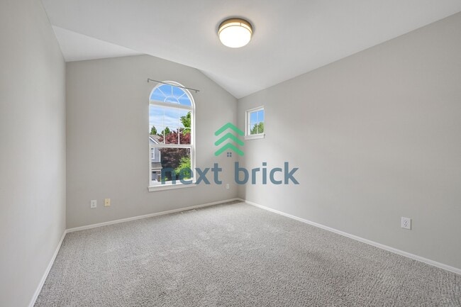 Building Photo - "Charming Sammamish Retreat: 3-Bedroom Home with 2.5 Baths & 1,710 Sq Ft of Comfort"