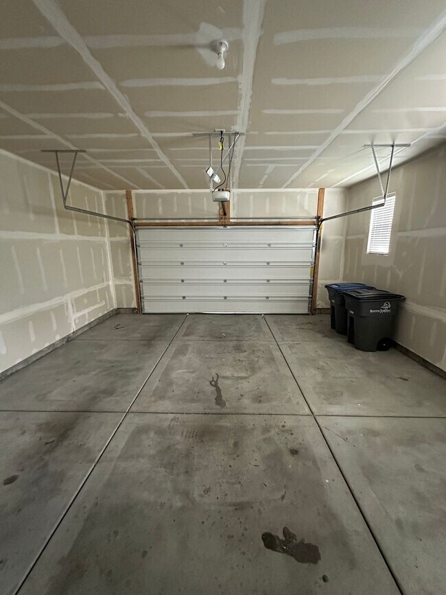 Building Photo - Gorgeous Townhome!!!