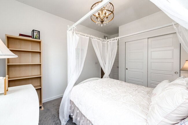 Building Photo - 8881 Southurst St