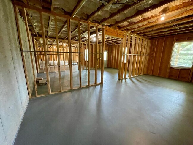 Building Photo - Gorgeous 5 bedroom 3.5 bath home in desira...
