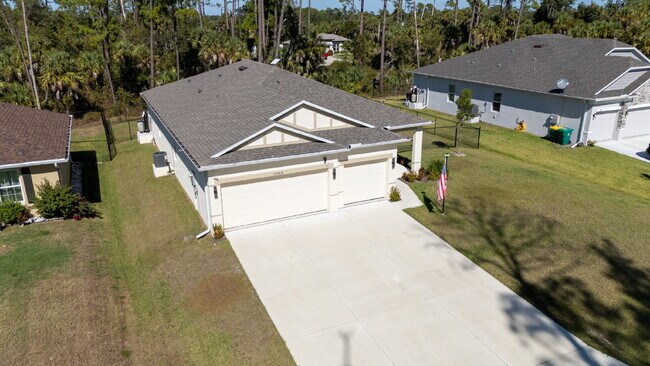 Building Photo - Move in now with zero deposit! This stunni...