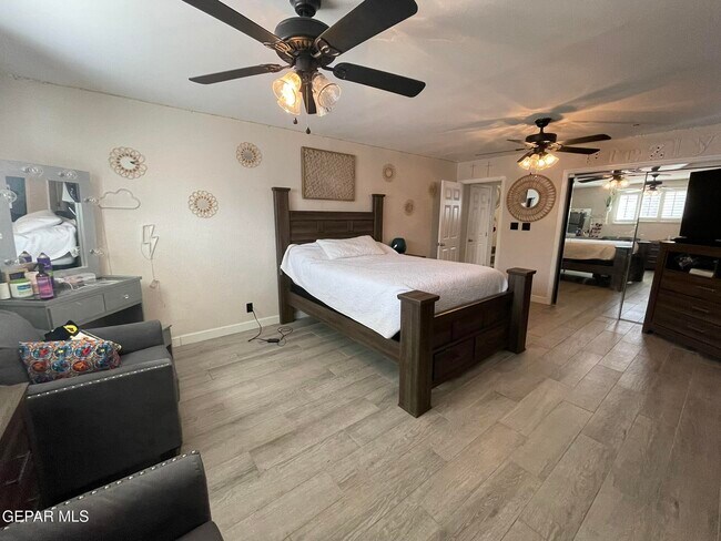 Building Photo - 10024 Fenway Dr