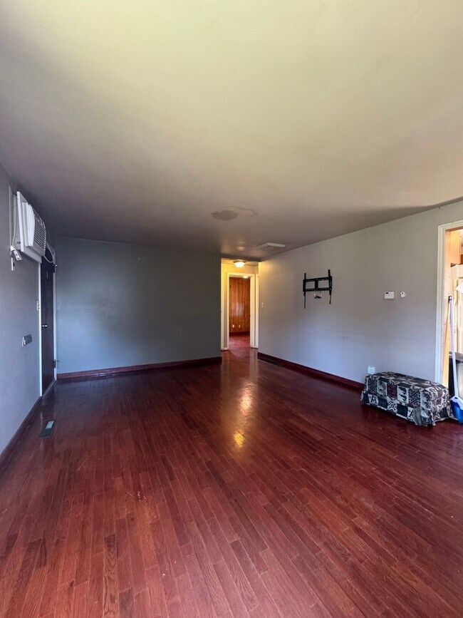 Building Photo - Cozy 2-Bedroom Pet-Friendly Home for Lease