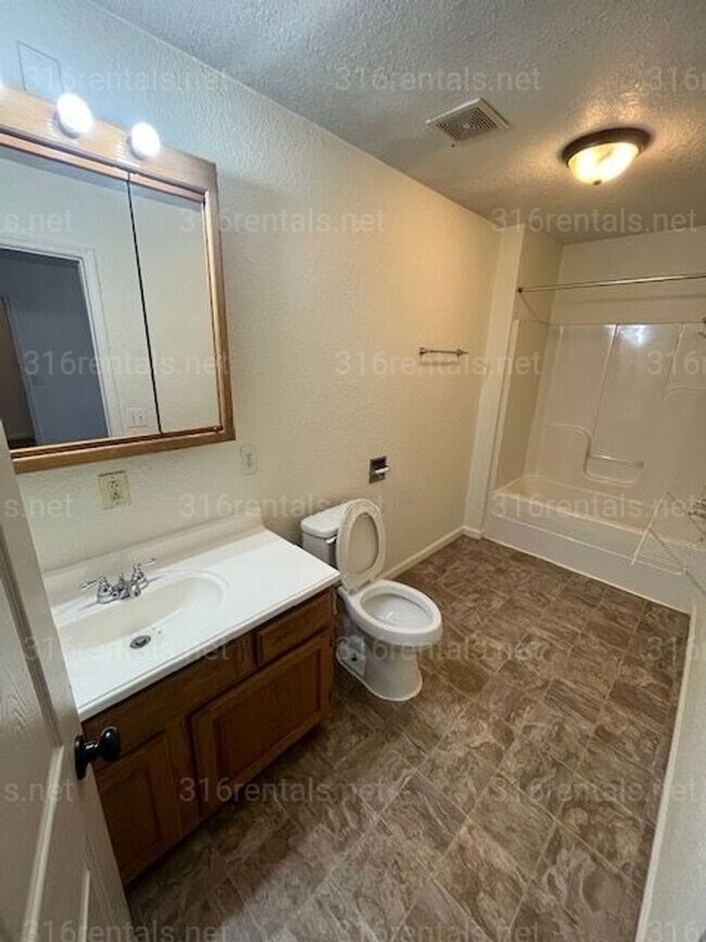 Building Photo - $1100 - 3 bed 2 bath - Single Family Home *COMING SOON*
