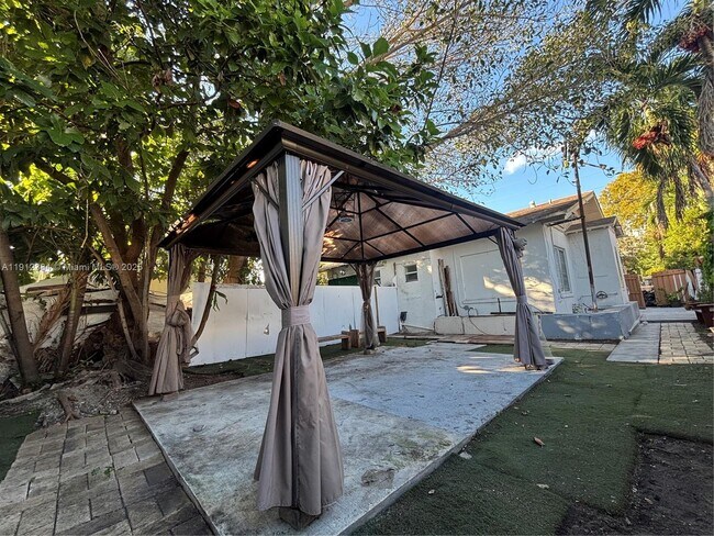 Building Photo - 568 SW 3rd St