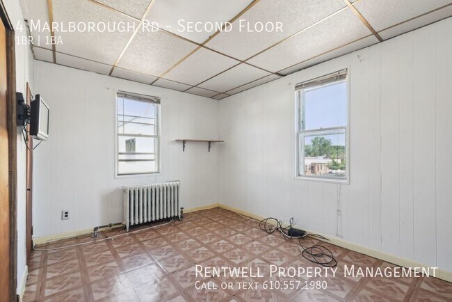 Building Photo - 1BR 1BA Second Floor Apartment is Upper Da...