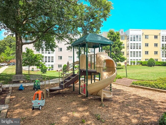 Building Photo - 4181 S Four Mile Run Dr